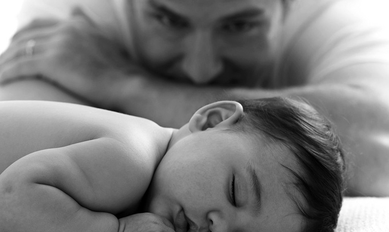 As meninas são mais apegadas ao pai do que à mãe? As mães de meninas, mais cedo ou mais tarde, podem desenvolver alguns ciúmes da forte cumplicidade que pode existir entre pai e filha.